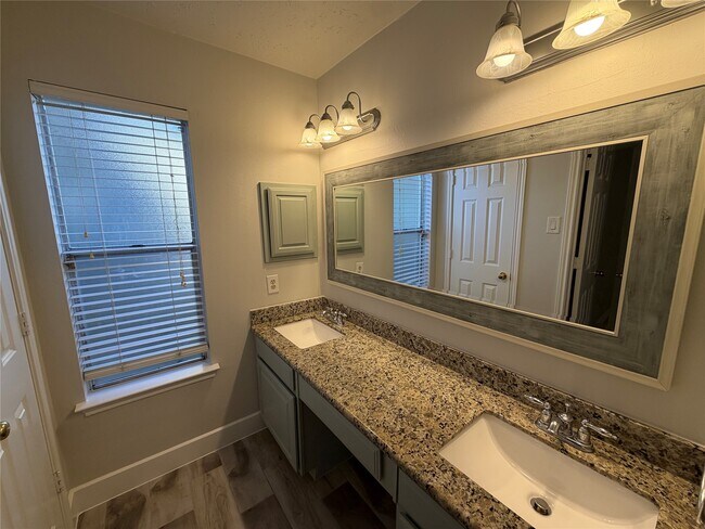 Foto del edificio - 12331 Grove Meadow Dr