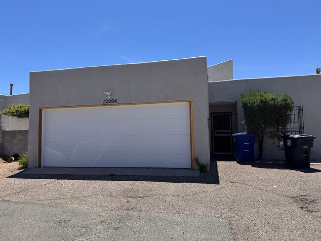 Foto del edificio - 12204 Menaul Blvd NE