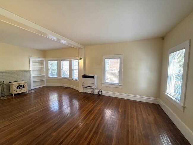 Foto del edificio - 5BR Berkeley Home | W/D, Dishwasher, Backyard + Storage Near Shattuck & Berkeley Bowl