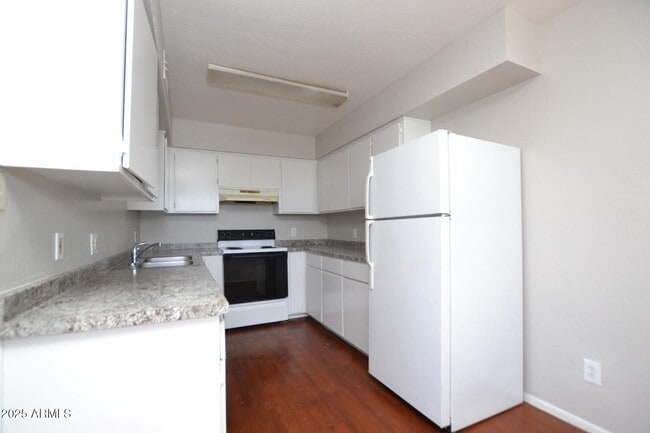 Building Photo - 1934 W Village Dr