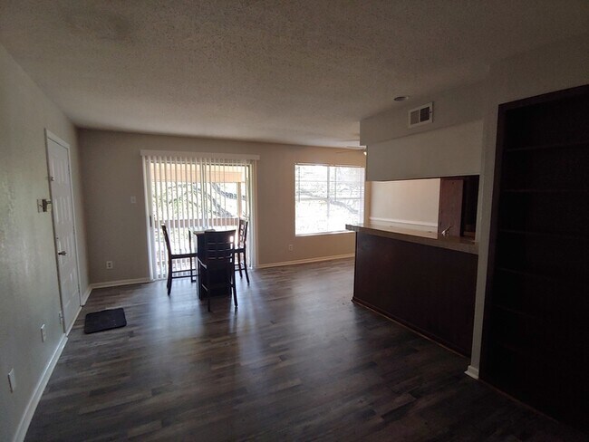 Foto del edificio - Nice, remodeled 2/2 condo in Medical Cente...