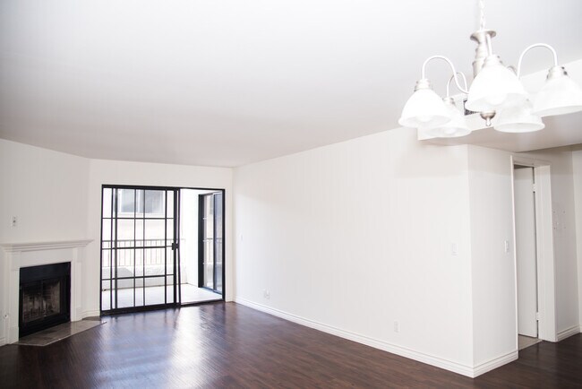 Building Photo - 909 N Croft Ave