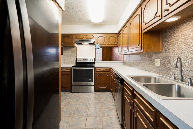 Building Photo - 4002 Lakeside Dr