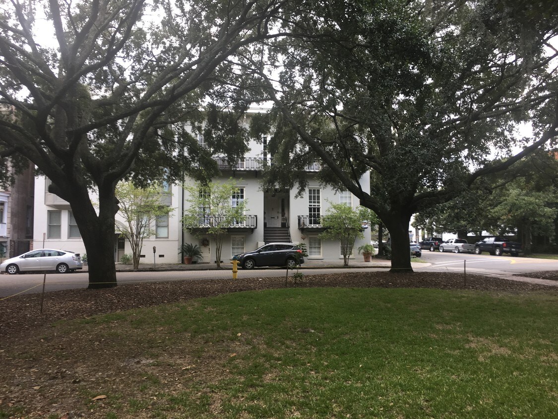 201 E Charlton St, Savannah, GA 31401 Apartments in Savannah, GA