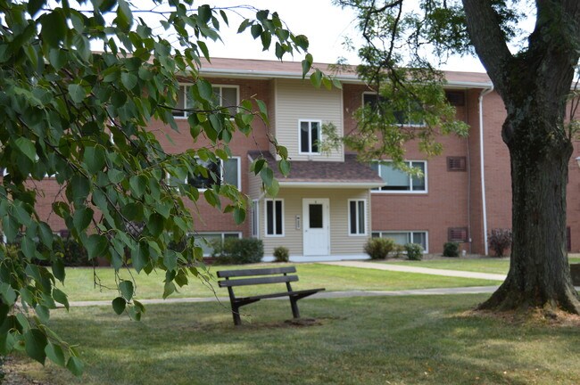 Hickory Arms - Hickory Arms Apartments