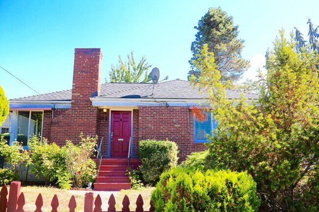 Foto del edificio - Cozy Seward Park Home with Large Yard!