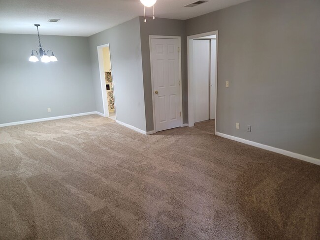 Building Photo - 1704 Ashford Ln