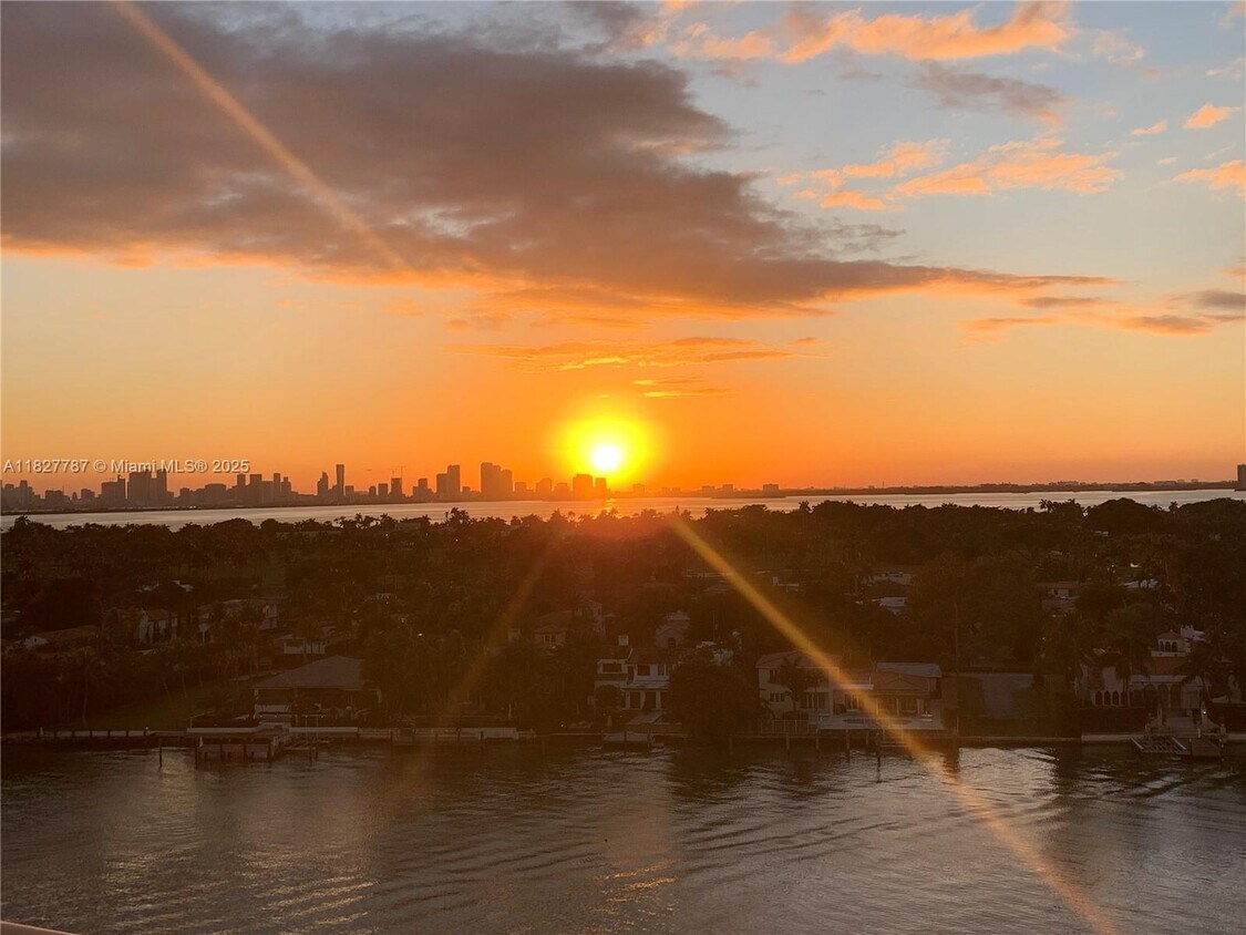 Primary Photo - 5900 Collins Ave
