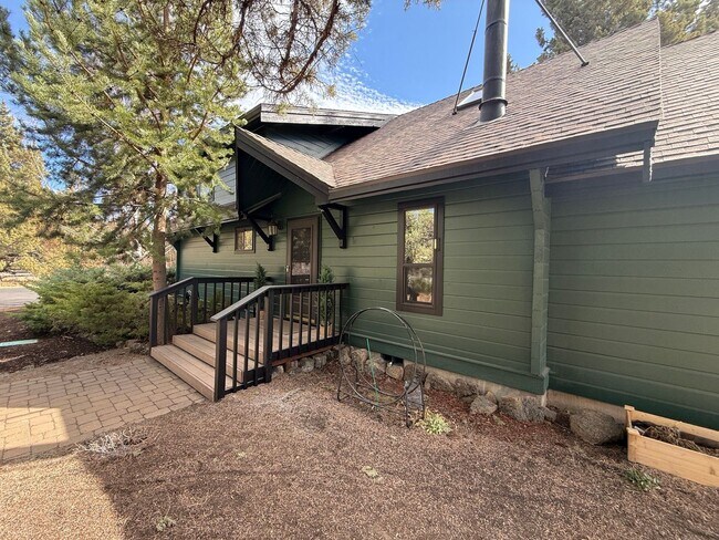 Foto del edificio - Beautiful and Bright 3 Bed/2 Bath with Acreage in NE Bend