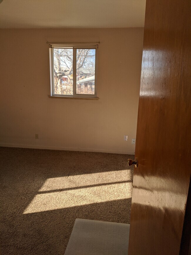 120 sq ft bedroom - 4716 W 10th Ave