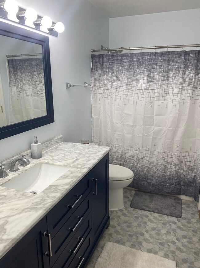 Foto del edificio - 7128 Woods Crossing Dr