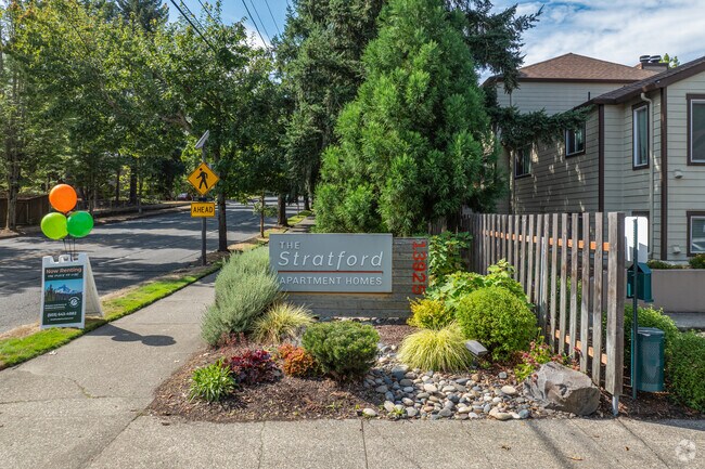 Entrada - Stratford Apartments