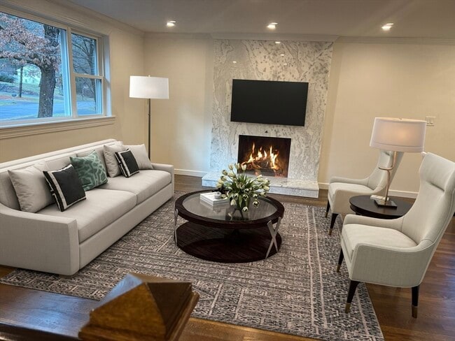 Foto del edificio - 71 Tamarack Rd