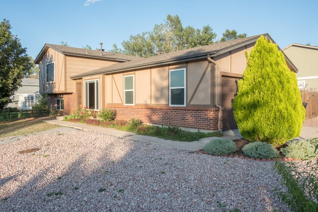 Building Photo - Charming 3-Bedroom Home with Stunning Pike...