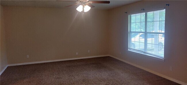 Building Photo - 2772 Holmes Dr