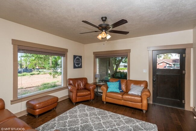 Building Photo - Charming 3 Bedroom Home!