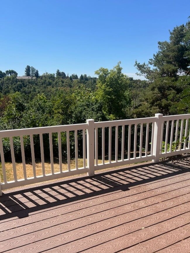 Building Photo - Beautiful home with amazing views and larg...