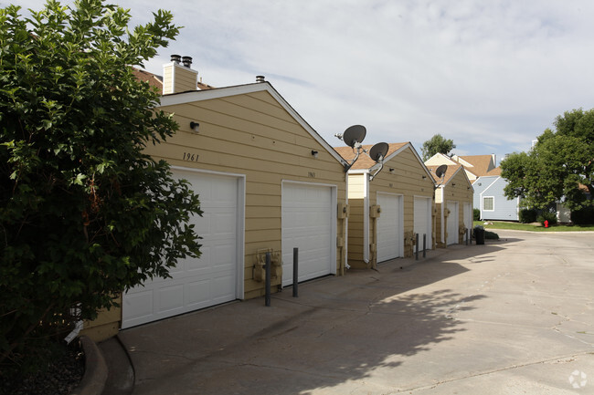 Foto del edificio - Lakewood Pines Townhomes