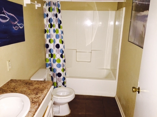 Baño - 1007 S 2nd St