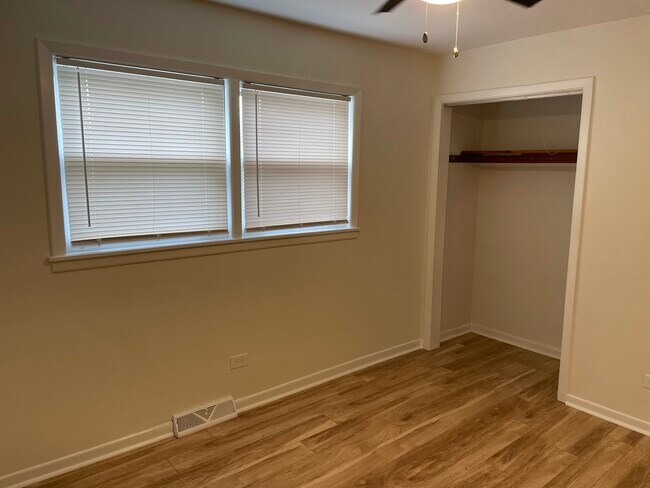Building Photo - 3824 N Pulaski Rd