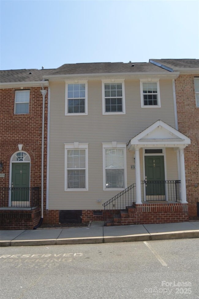 Building Photo - 21330 Pine St