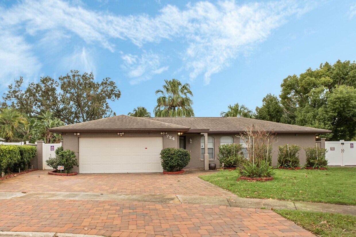 Primary Photo - Stunning 4/2 Pool home is Maitland Availab...