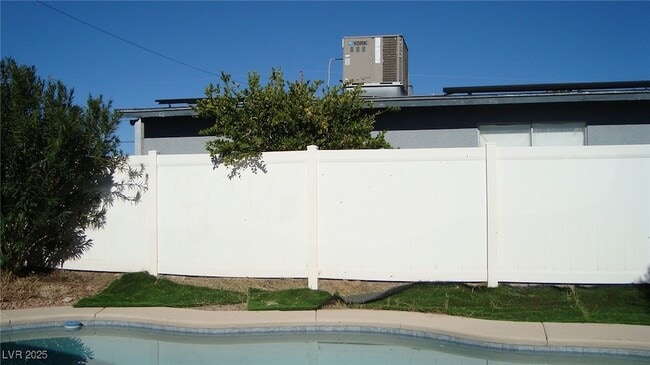 Foto del edificio - 5712 Stacey Ave