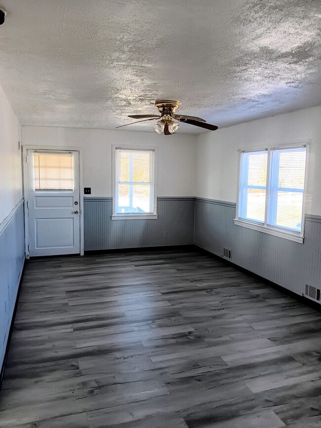 Building Photo - 2201 Floral Park Rd