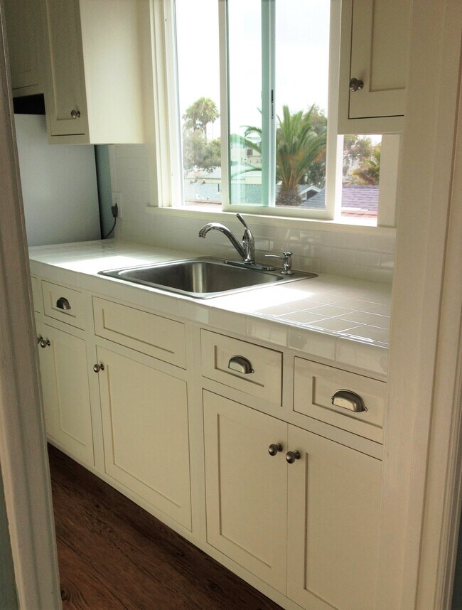 Sunny kitchen - 3361 Strandway