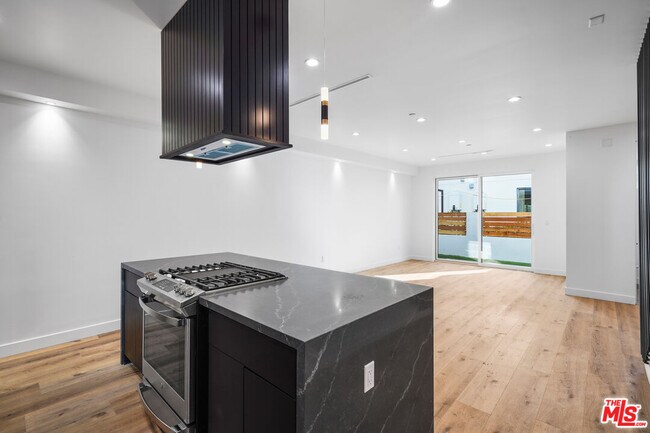 Foto del edificio - 841 N McCadden Pl