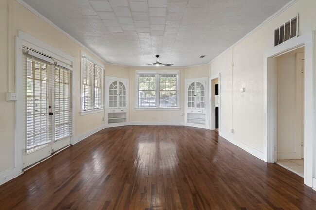 Building Photo - 320 Hallock St