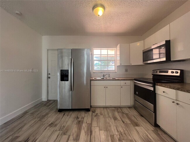 Foto del edificio - 19123 NW 36th Ave