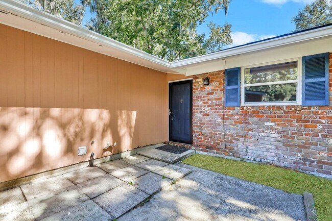 Foto del edificio - Ranch Home off of Skidaway Rd.