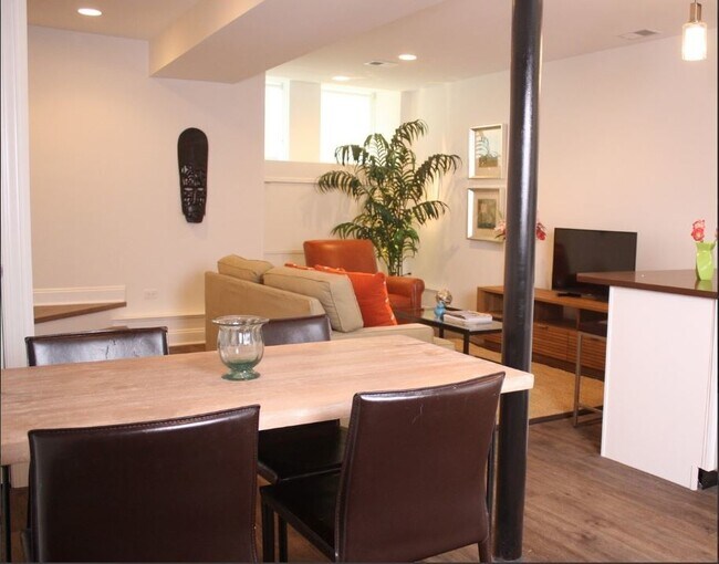 Foto del edificio - 2653 N Wilton Ave