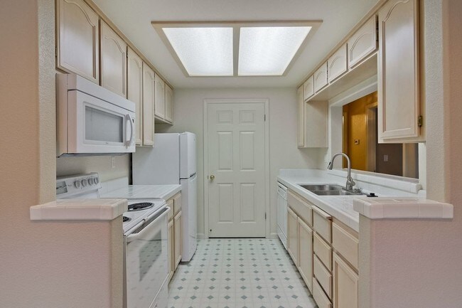 Building Photo - 5945 Lake Hennessy Ct