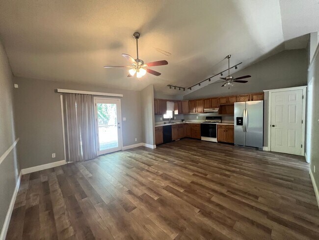 Building Photo - TWIN LAKES 3 BEDROOM 2 BATH!