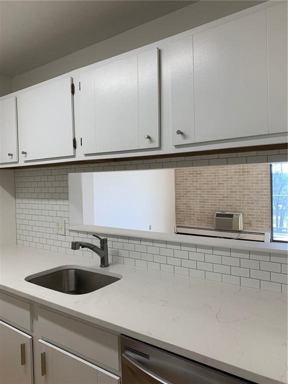 Building Photo - 756 Quaker Ln