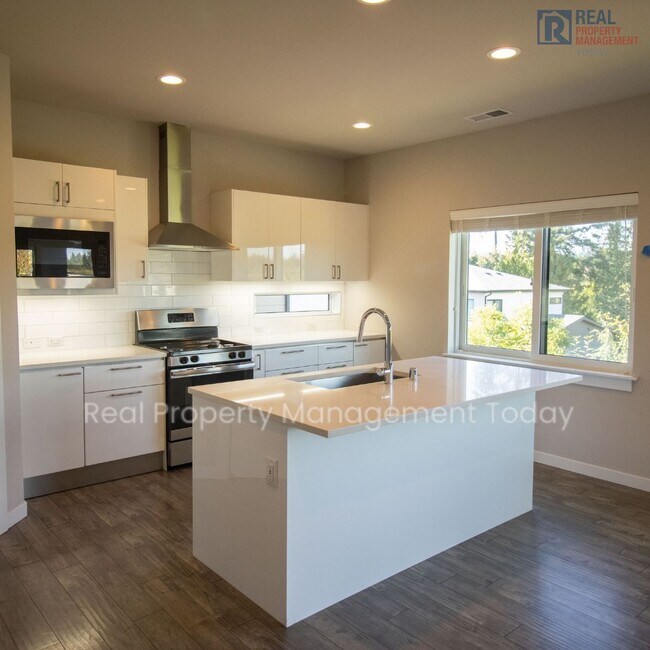 Building Photo - 4 Bedroom House in University Place!