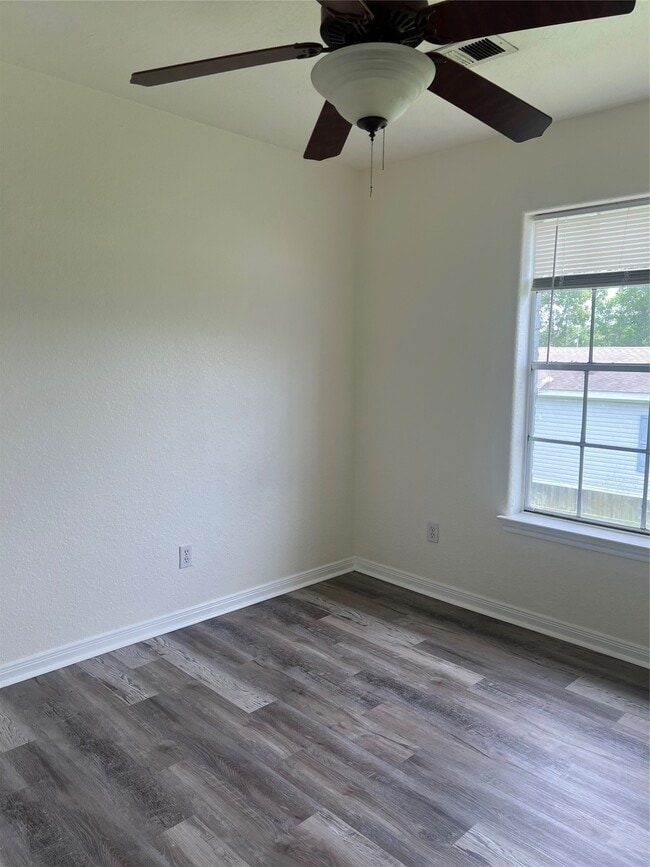 Building Photo - 827 Algoa-Friendswood Rd