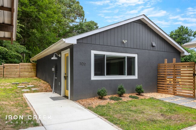 Building Photo - Adorable Two-Bedroom Home in Swannanoa