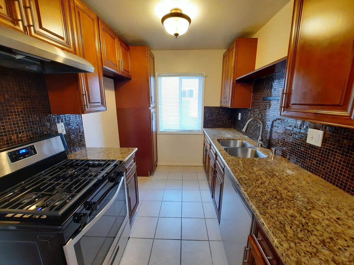 Primary Photo - Magnolia Blvd Apartments