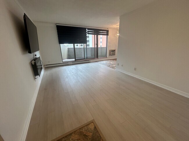 Photo du bâtiment - NEWLY RENOVATED TWO BEDROOM BEHIND WHITEOAKS MALL