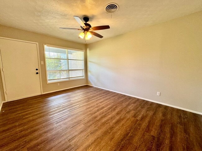 Building Photo - Beautiful Home right next to Hobby Lobby and Remington Park! Self Showing