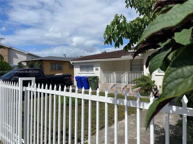 Foto del edificio - 5261 NW 1st St