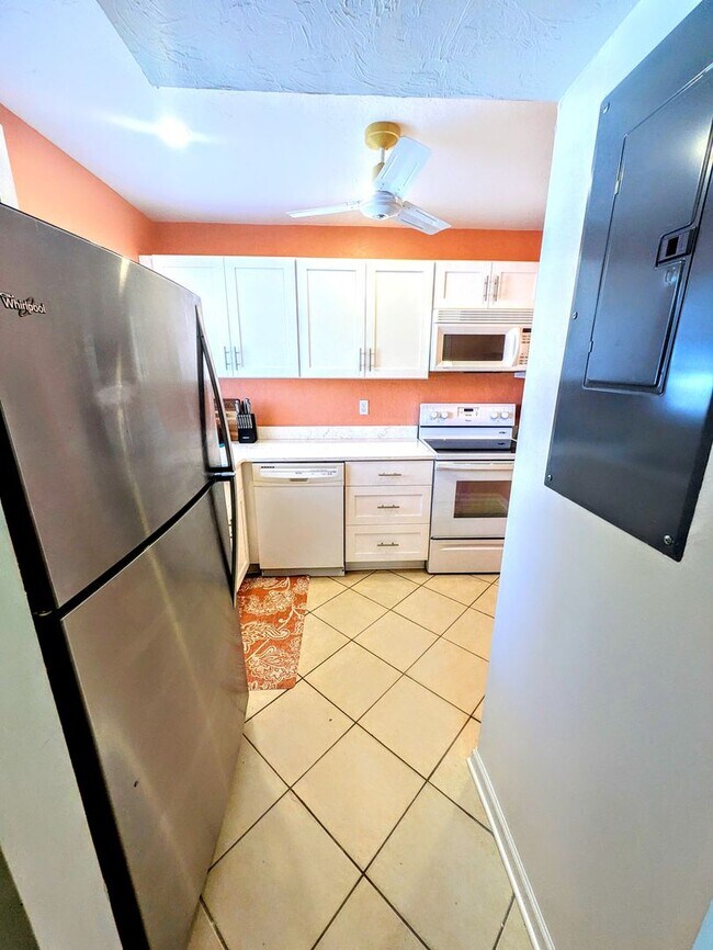 Foto del edificio - Annual/Seasonal turnkey furnished 2/2 end townhome in waterfront community by Siesta Key!