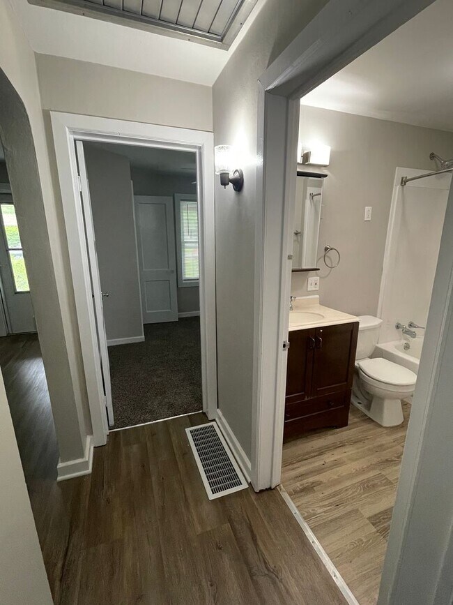 Building Photo - Remodeled 2 Bedroom Home Available in June