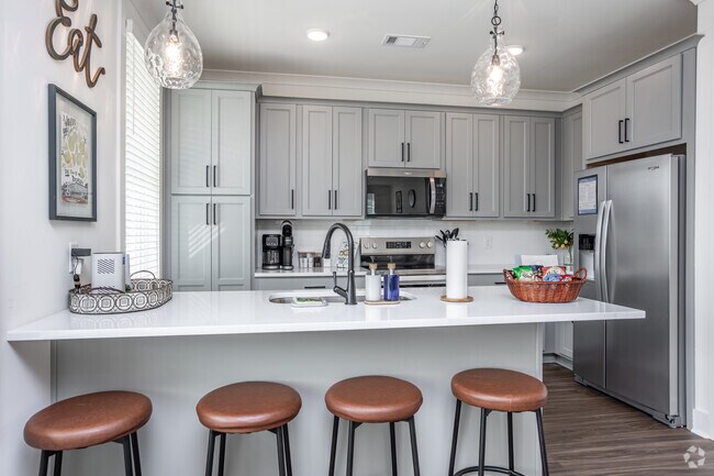 5 habitaciones, 5,5 baños - 2100 pies cuadrados - Cocina - Coach's Corner