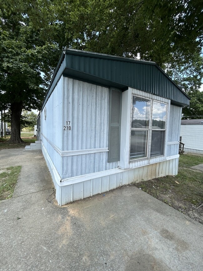 Building Photo - 210 Tyler St