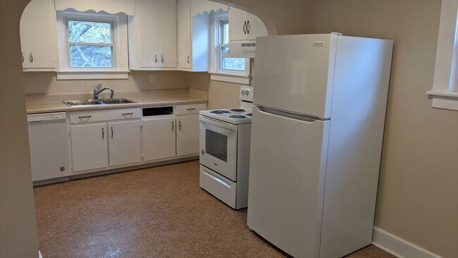 Foto del edificio - 2 Bed/1 Bath Home in Columbia w/Fence!