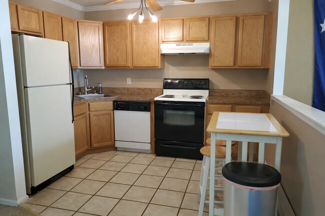 Foto del edificio - Charming 3 Bedroom, 2 Bath End Row Townhouse in Millersville - In-unit Laundry